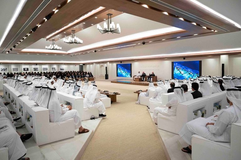 الشيخ محمد بن زايد يشهد محاضرة 