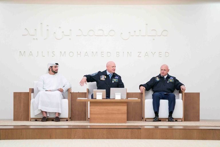 الشيخ محمد بن زايد يشهد محاضرة 