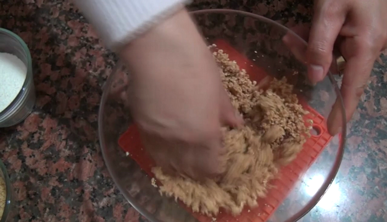 خلط المكونات للحصول على الحشوة حلوى القطايف الجزائرية