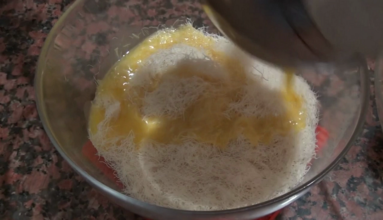 إضافة الزبدة الذائبة حلوى القطايف الجزائرية