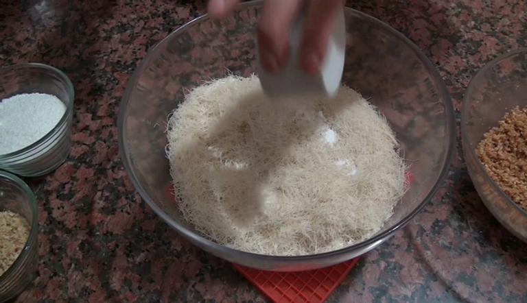 إضافة الفانيليا حلوى القطايف الجزائرية