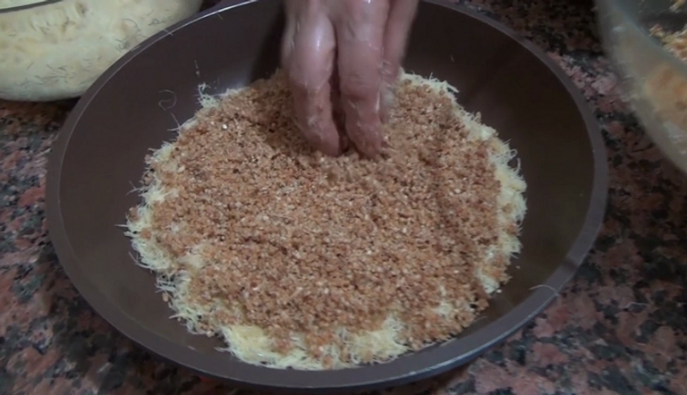 وضع الحشوة فوق القطايف حلوى القطايف الجزائرية