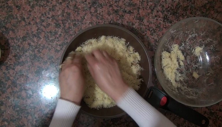 وضع القطايف مرة أخرى فوق الحشوة حلوى القطايف الجزائرية