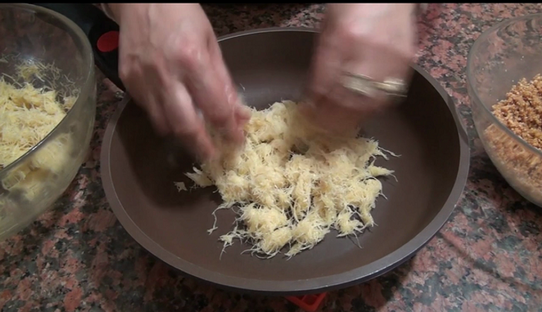 وضع القطايف في مقلاة حلوى القطايف الجزائرية