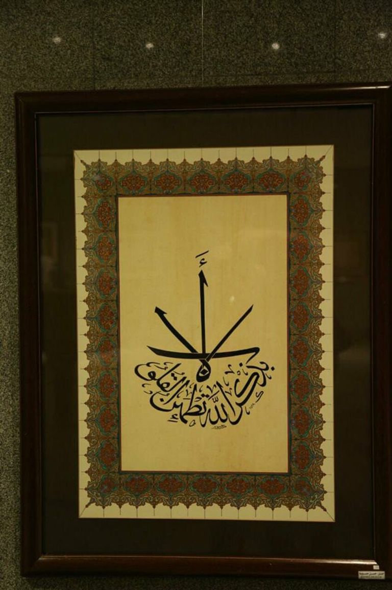 الفنان حسن حسوبة أمام إحدى لوحاته