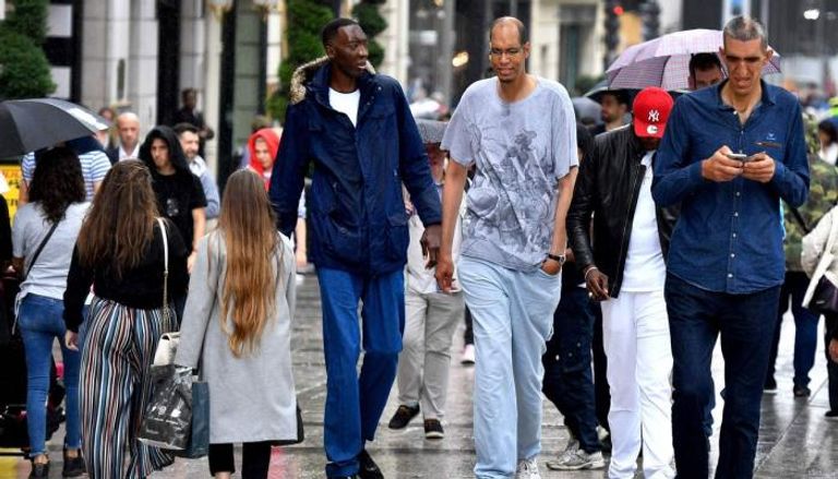 لقاء العمالقة في باريس يجمع 12 من أطول الرجال