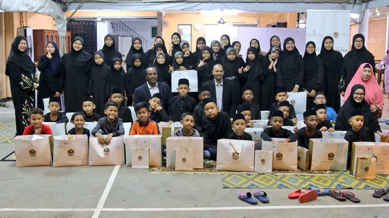 الهلال الأحمر الإماراتي ينفذ مشروع إفطار صائم وكسوة العيد بماليزيا