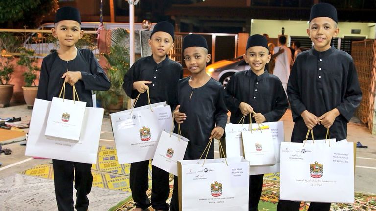 الهلال الأحمر الإماراتي ينفذ مشروع إفطار صائم وكسوة العيد بماليزيا