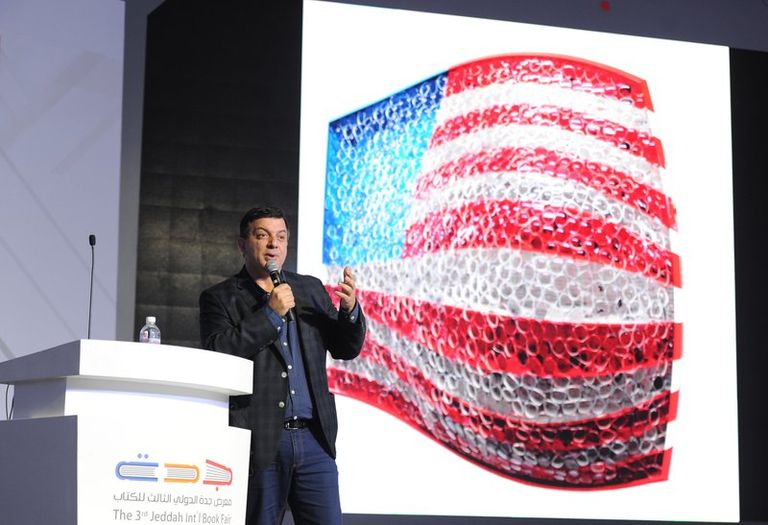 الفنان ديفيد داتونا أثناء مشاركته في معرض جده للكتاب الفنان ديفيد داتونا