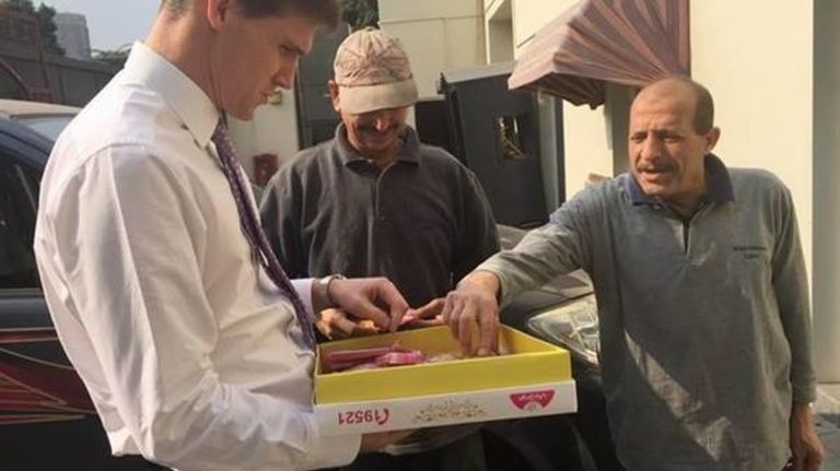 5 مشاهد غازل بها السفير البريطاني مشاعر المصريين - صورة 1