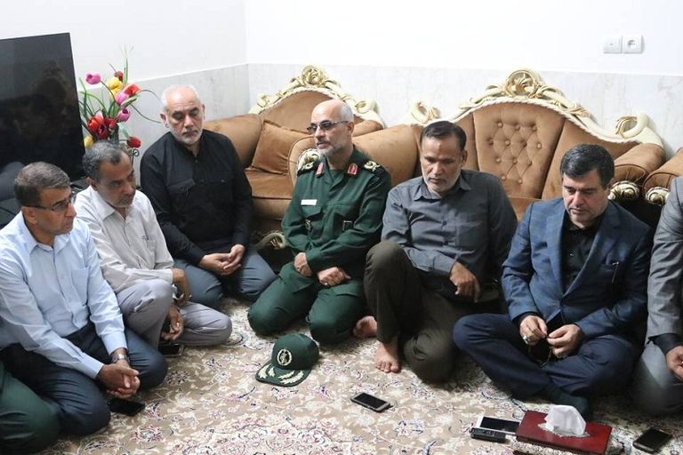 مسؤوليين إيرانيين في منزل المستشار الإيراني القتيل الحرس الثوري الإيراني- أرشيفية