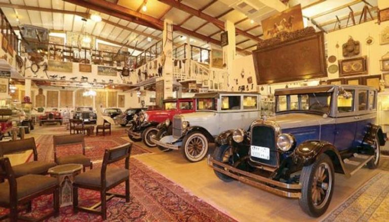 المتحف مقسم إلى متحفين أحدهما للسيارات الكلاسيكية القديمة
