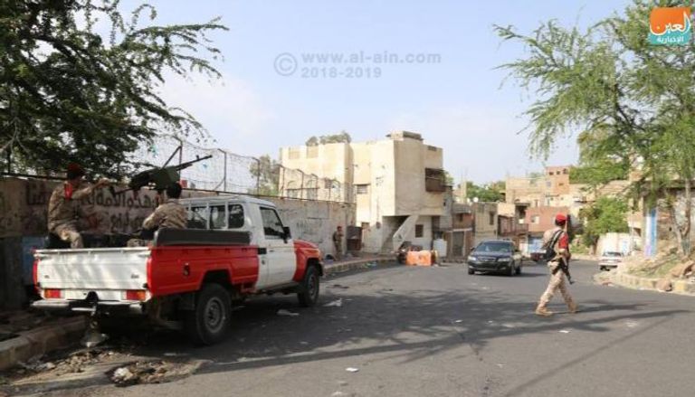 دورية أمنية في محافظة تعز لملاحقة الإرهابيين