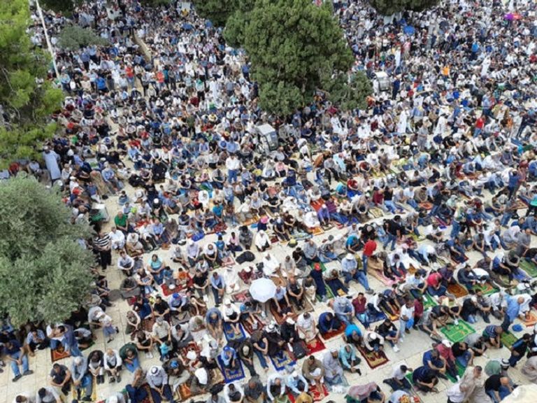 آلاف الفلسطينيين يؤدون الصلاة في الأقصى-أرشيفية صورة من الأرشيف لاقتحامات المسجد الأقصى