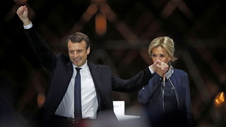 برجيت ماكرون وزوجها الرئيس الفرنسي إيمانويل ماكرون في خطاب النصر غلاف مجلة باري ماتش عن سيدة فرنسا الأولى
