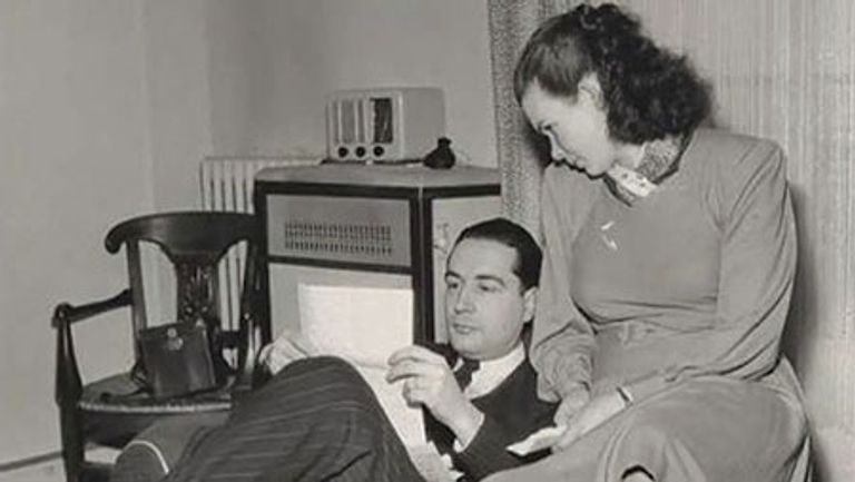 دانيل ميتران وزوجها الرئيس الفرنسي الأسبق فرنسوا ميتران غلاف مجلة باري ماتش عن سيدة فرنسا الأولى