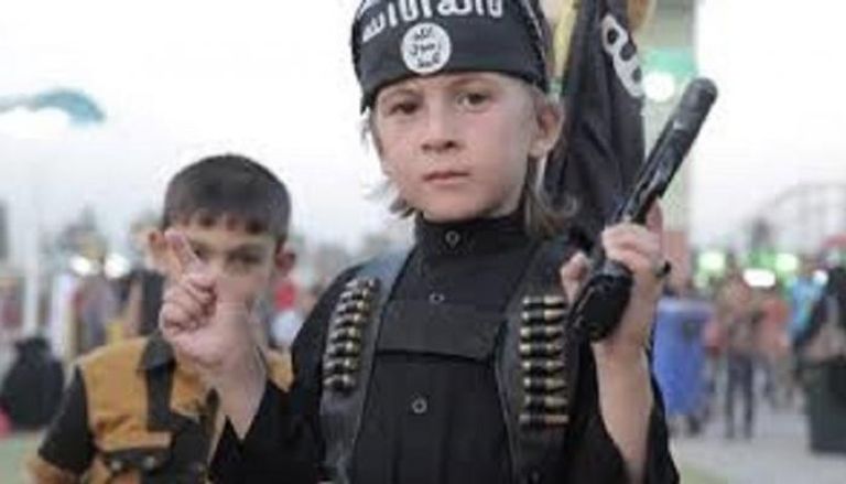 أطفال يتدربون على القتال للانضمام لداعش سوريا