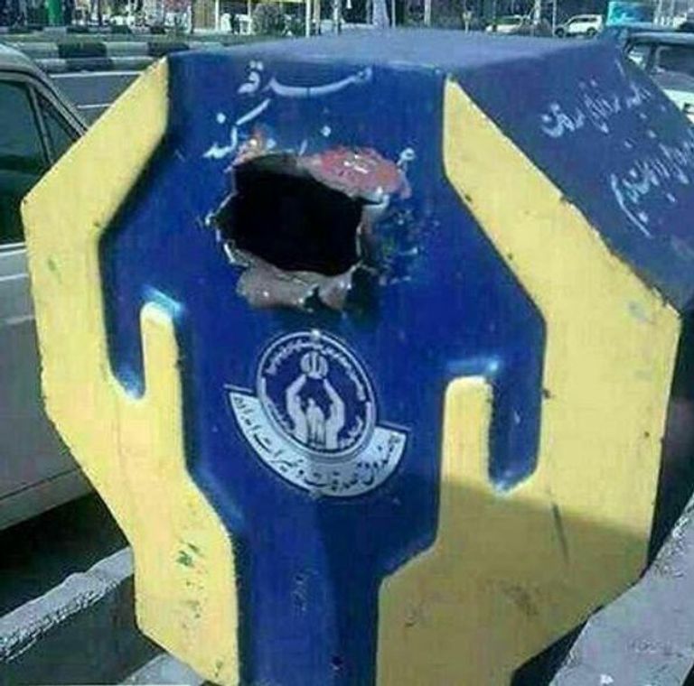 تخريب صناديق لجنة الإغاثة في الشوارع التذمر الشعبي يتزايد ضد مغامرات الملالي العسكرية بالخارج