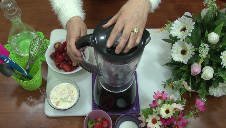 طريقة إعداد عصير الفراولة بمثلجات الفانيلا عصير الفراولة بمثلجات الفانيليا