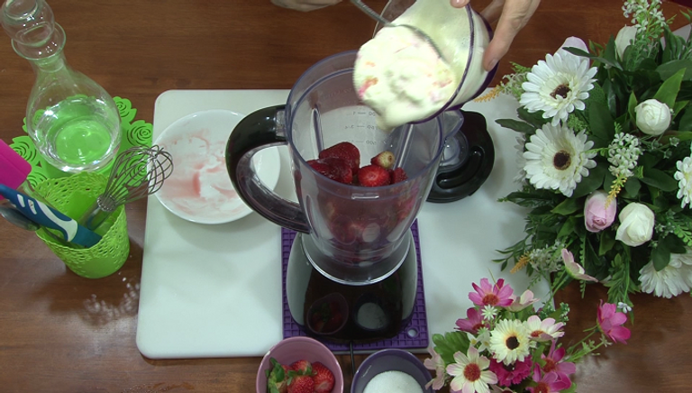 عصير الفراولة بمثلجات الفانيليا