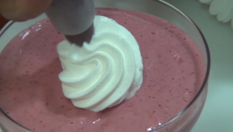 الخطوة 4 عصير الفراولة بمثلجات الفانيليا