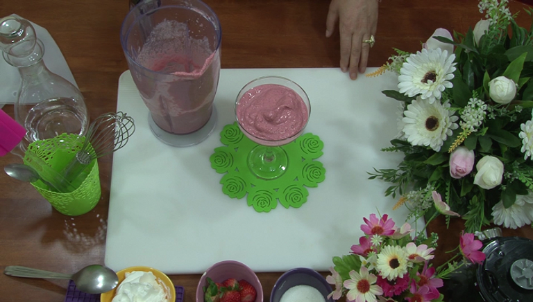 الخطوة 3 عصير الفراولة بمثلجات الفانيليا