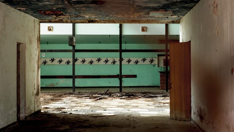 طائرة مهجورة في المطار