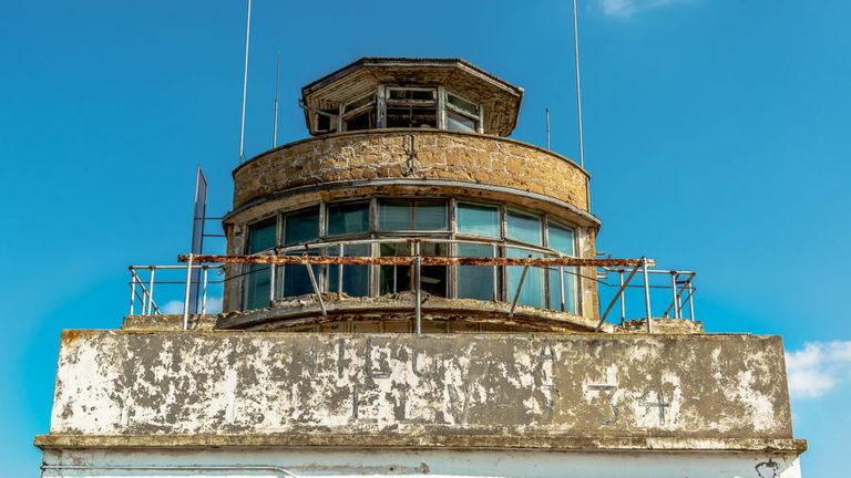 طائرة مهجورة في المطار