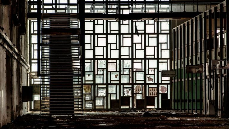 طائرة مهجورة في المطار