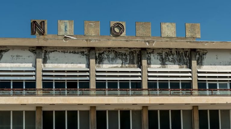 طائرة مهجورة في المطار