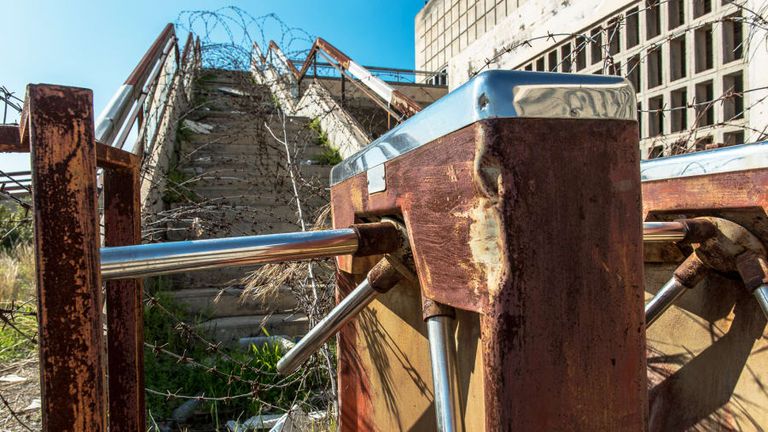 طائرة مهجورة في المطار