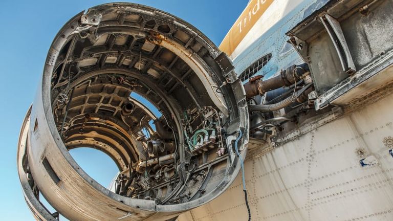 طائرة مهجورة في المطار