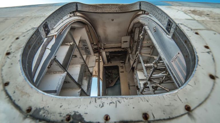 طائرة مهجورة في المطار