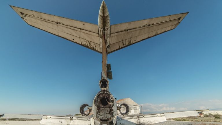 طائرة مهجورة في المطار