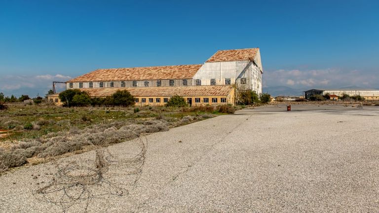 طائرة مهجورة في المطار