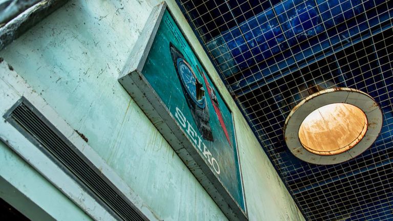 طائرة مهجورة في المطار