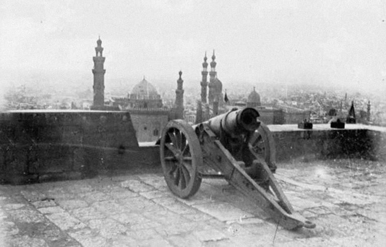 صورة أرشيفية أثناء إطلاق مدفع رمضان بالقلعة 