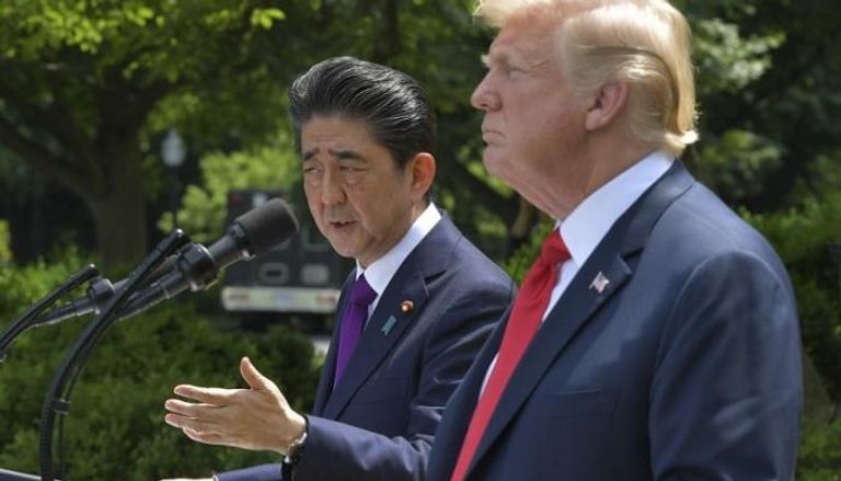 الرئيس الأمريكي ورئيس الوزراء الياباني خلال المؤتمر الصحفي 