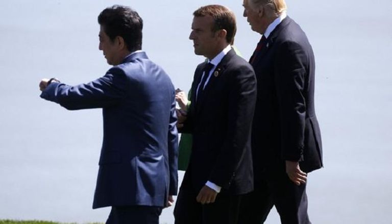قادة يسيرون بعد صورة في قمة الدول السبع - رويترز