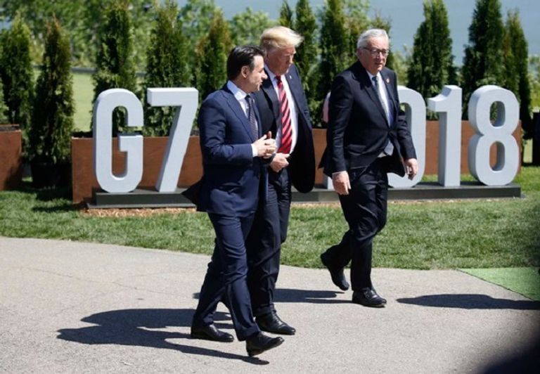 قادة يسيرون بعد التقاط صورة في قمة الدول السبع - رويترز