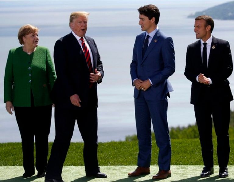 قادة يسيرون بعد التقاط صورة في قمة الدول السبع - رويترز