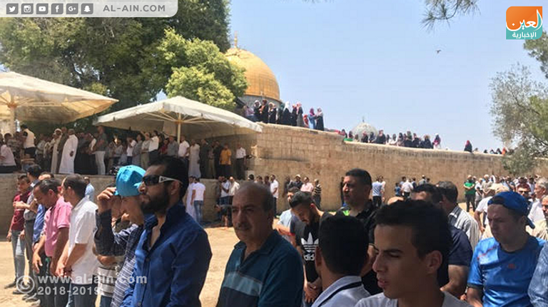الآلاف يؤدون صلاة الجمعة في الأقصى