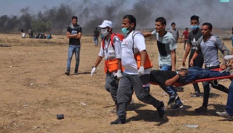 فريق الإسعافات في غزة ينقل المصابين خلال المسيرات
