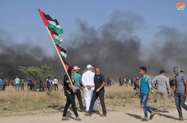 جانب من المشاركين في مسيرات العودة اليوم الجمعة بغزة فريق الإسعافات في غزة ينقل المصابين خلال المسيرات