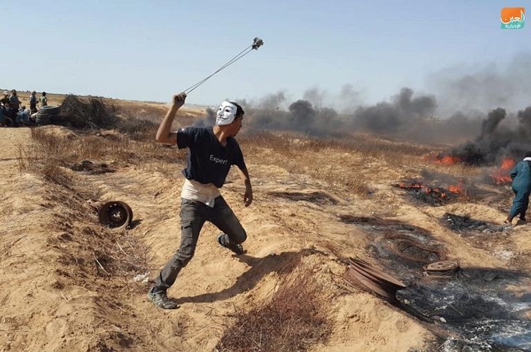 شاب مشارك في جمعة القدس المليونية فريق الإسعافات في غزة ينقل المصابين خلال المسيرات