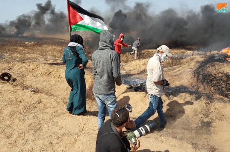 فتاة فلسطينية ترفع علم فلسطين خلال مسيرات اليوم الجمعة في غزة فريق الإسعافات في غزة ينقل المصابين خلال المسيرات