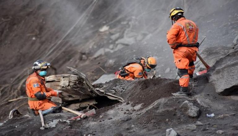 رجال الإنقاذ بمحيط الانفجار البركاني