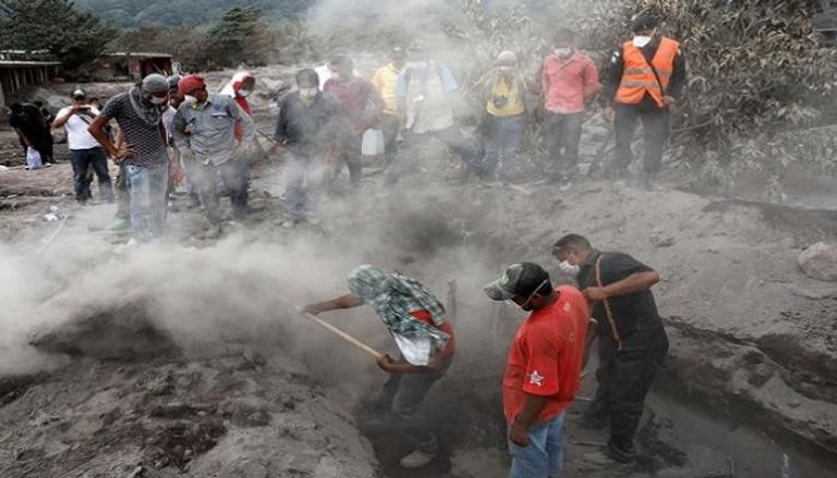 البحث عن مفقودين في منطقة متضررة من بركان فويغو