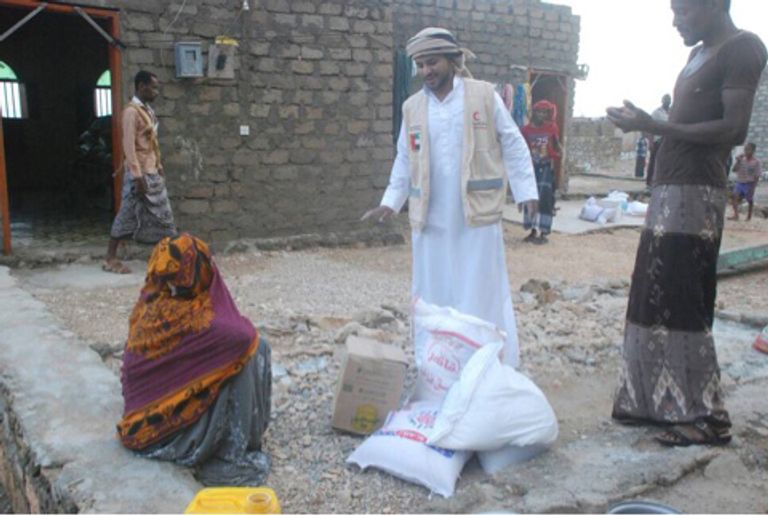 توزيع مساعدات غذائية وإغاثة المنكوبين في مهرة اليمنية