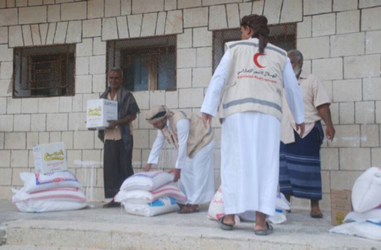 توزيع مساعدات غذائية وإغاثة المنكوبين في مهرة اليمنية